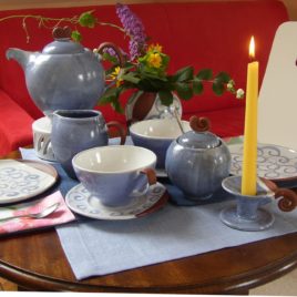 Tee- und Kaffeetassen, Teekanne in Farbe RingelBalu, Gedeckter Tisch